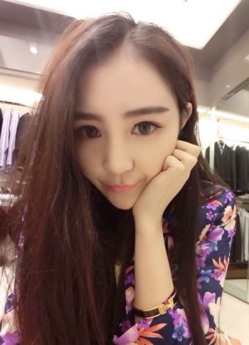 试衣间美女